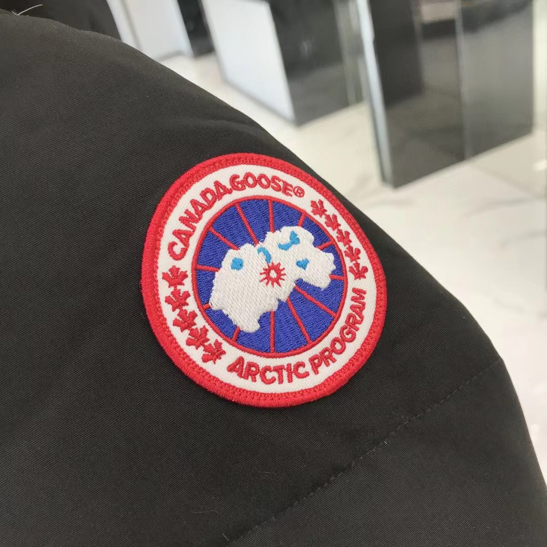 Can*a Go*e coat-206