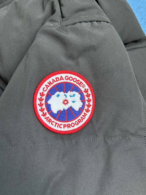 Can*a Go*e coat-236