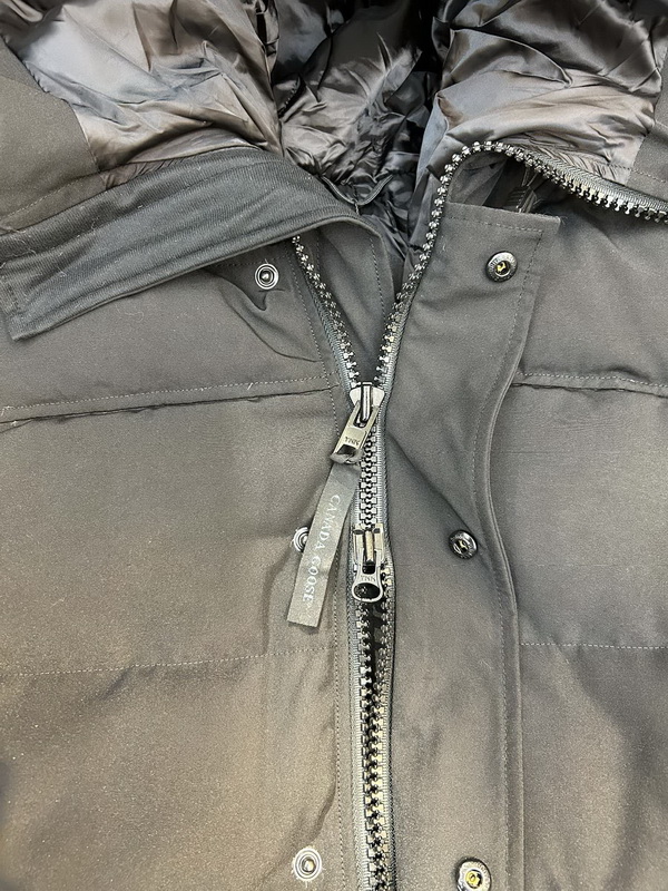Can*a Go*e coat-238