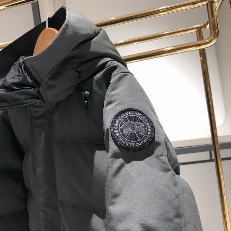 Can*a Go*e coat-240