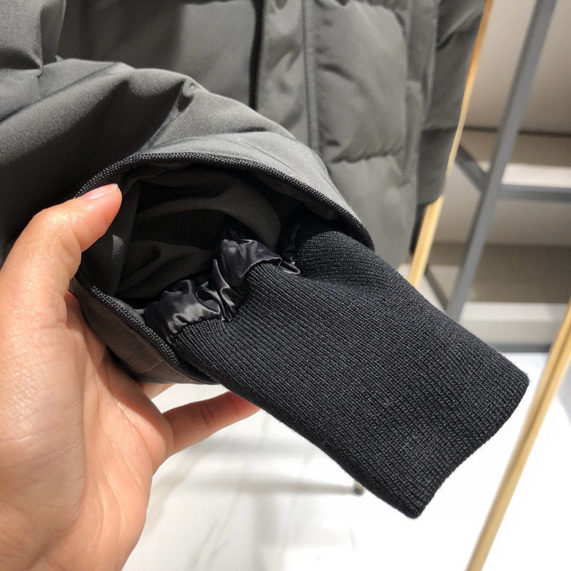 Can*a Go*e coat-240