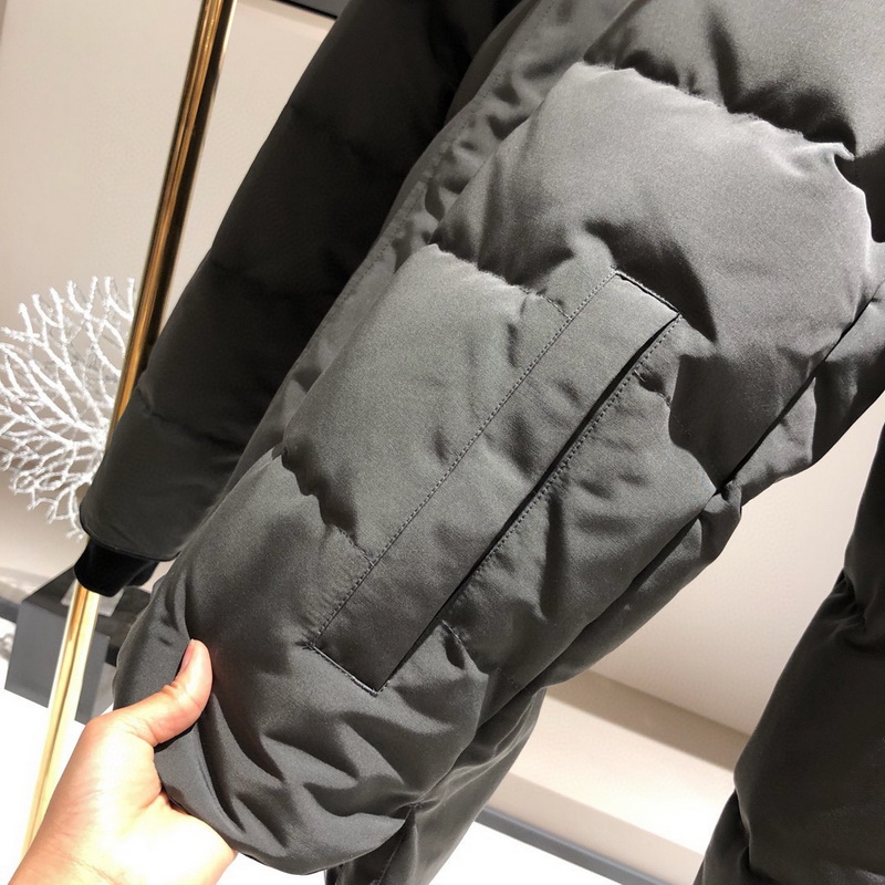 Can*a Go*e coat-240