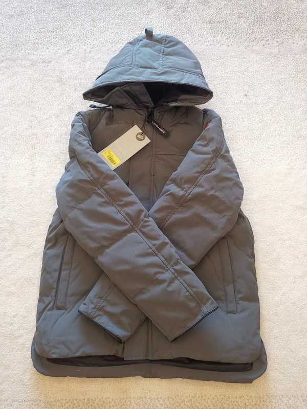Can*a Go*e coat-243
