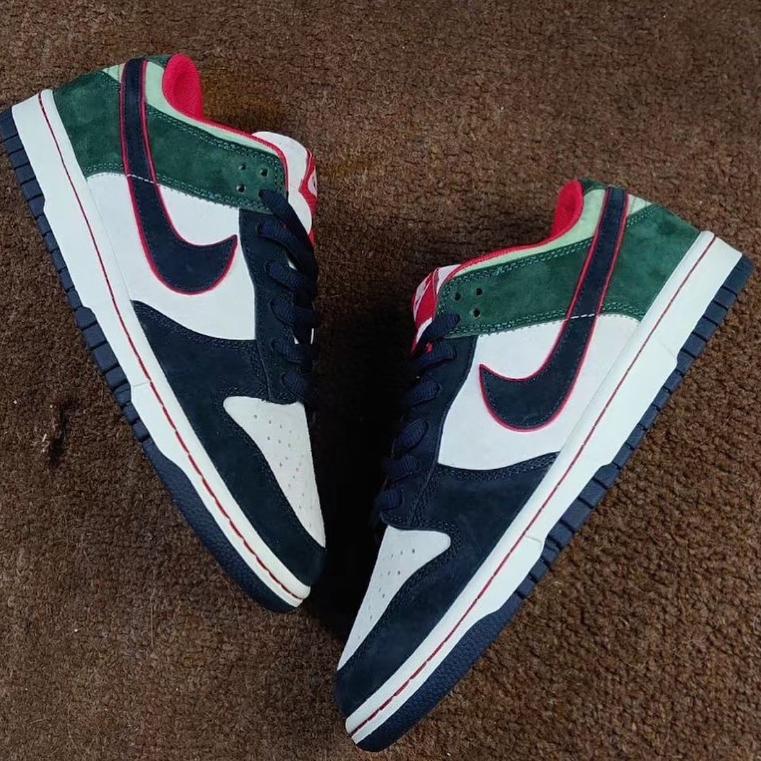 Nike Dunk Low Appears