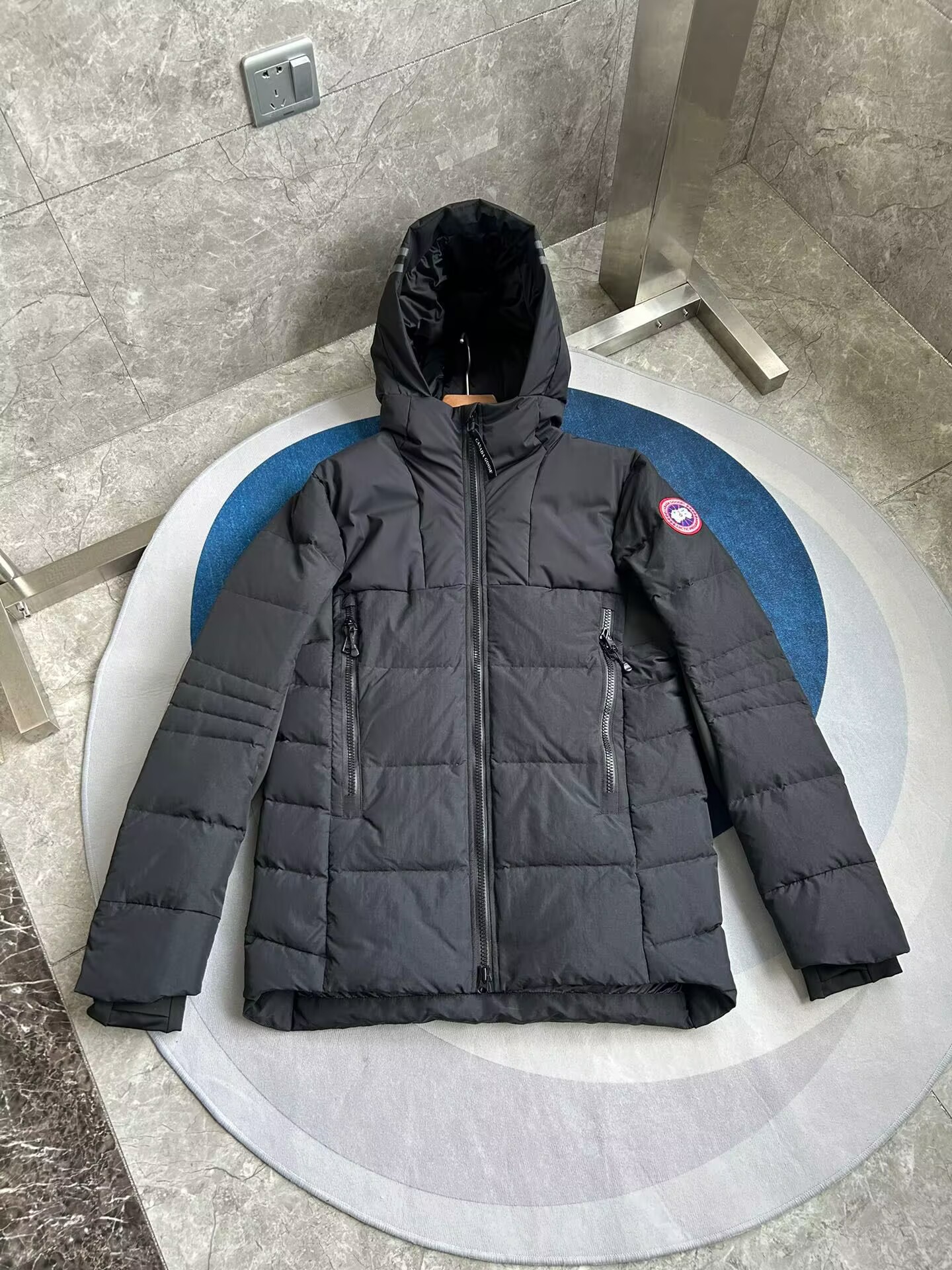 Can*a Go*e coat-255