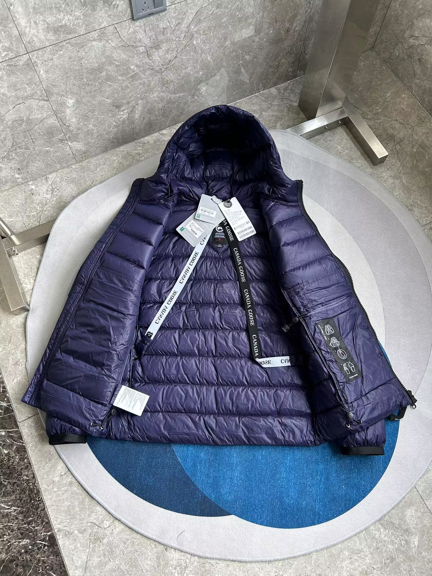 Can*a Go*e coat-259