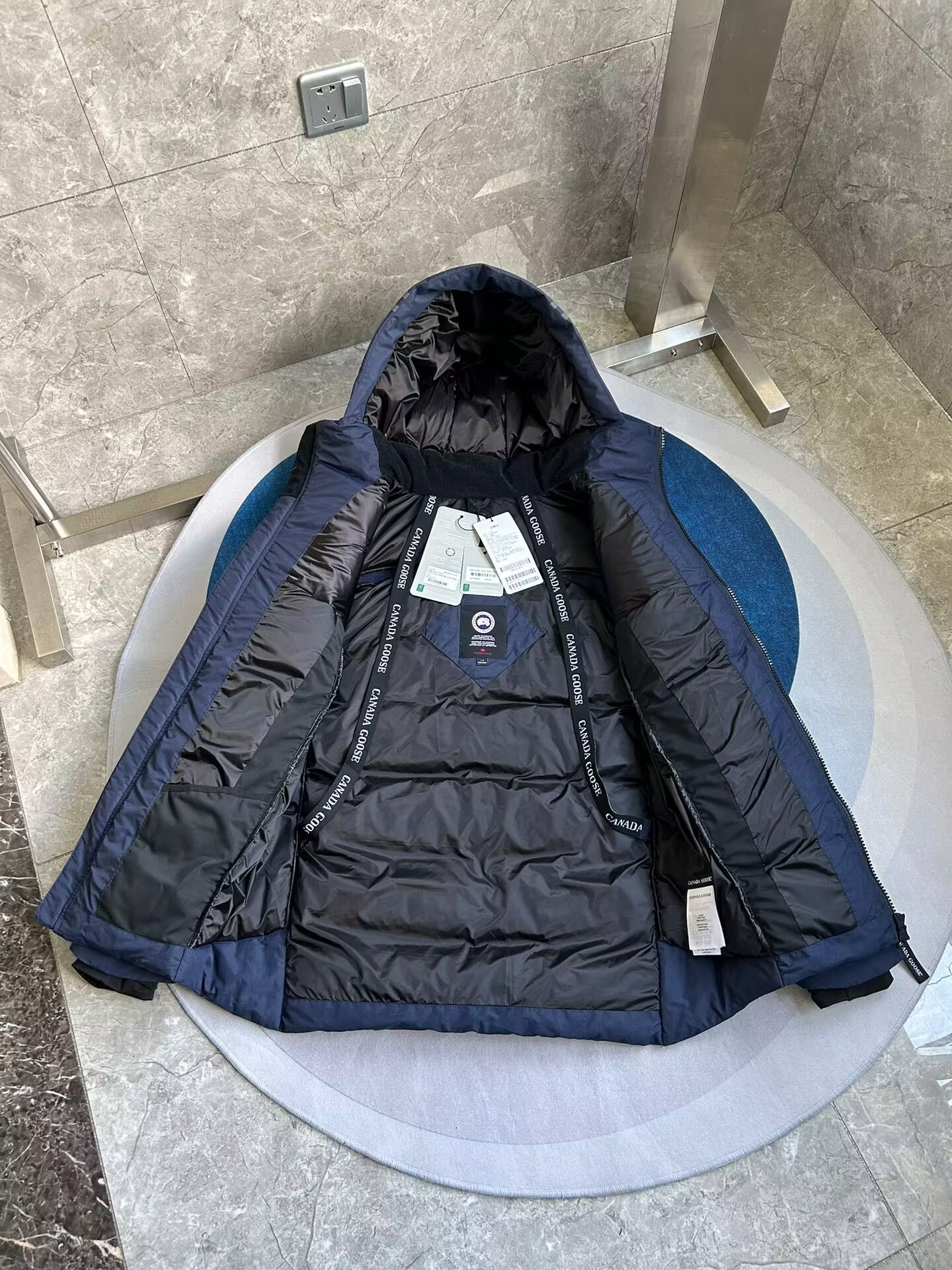 Can*a Go*e coat-256