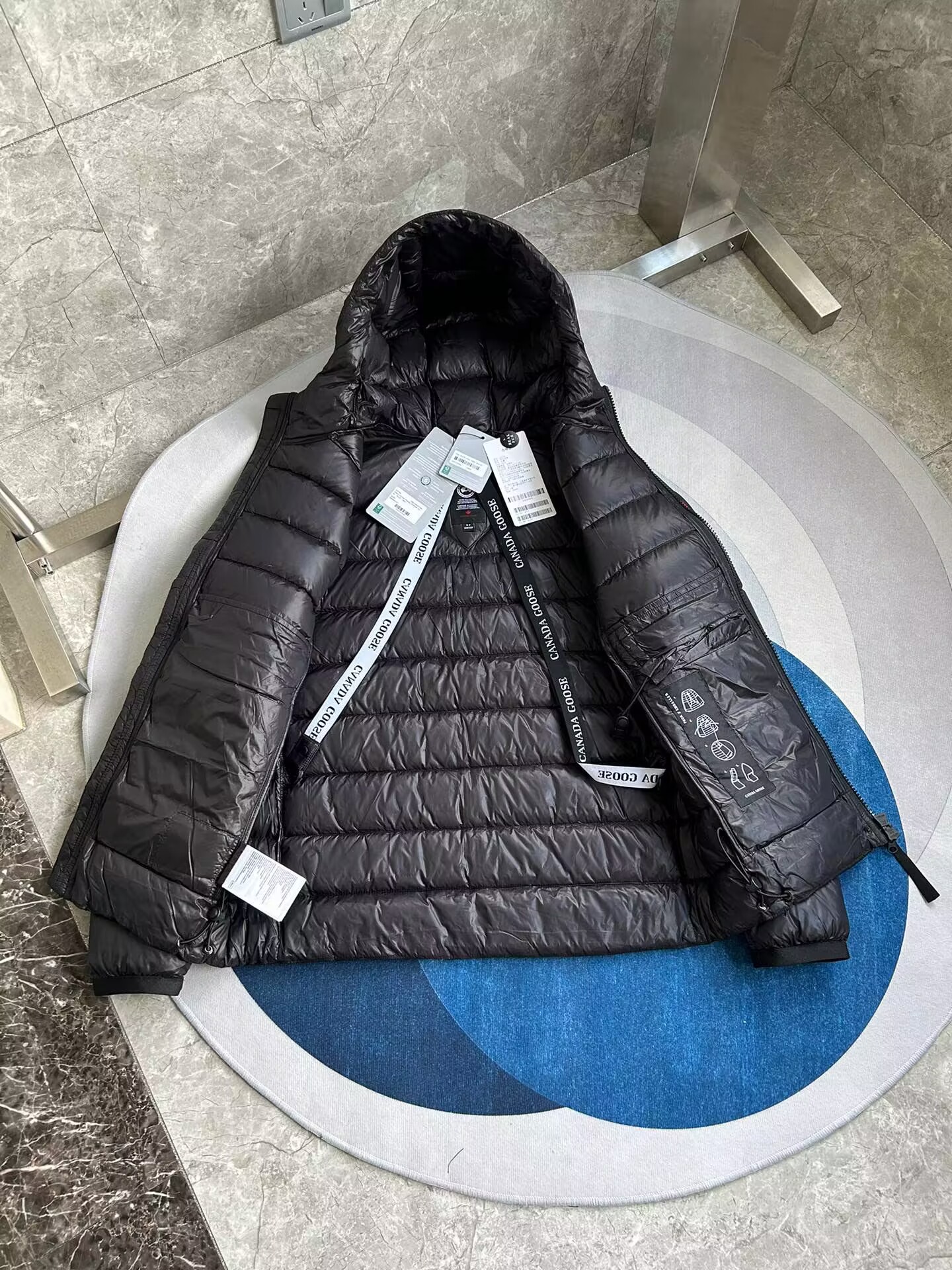 Can*a Go*e coat-258