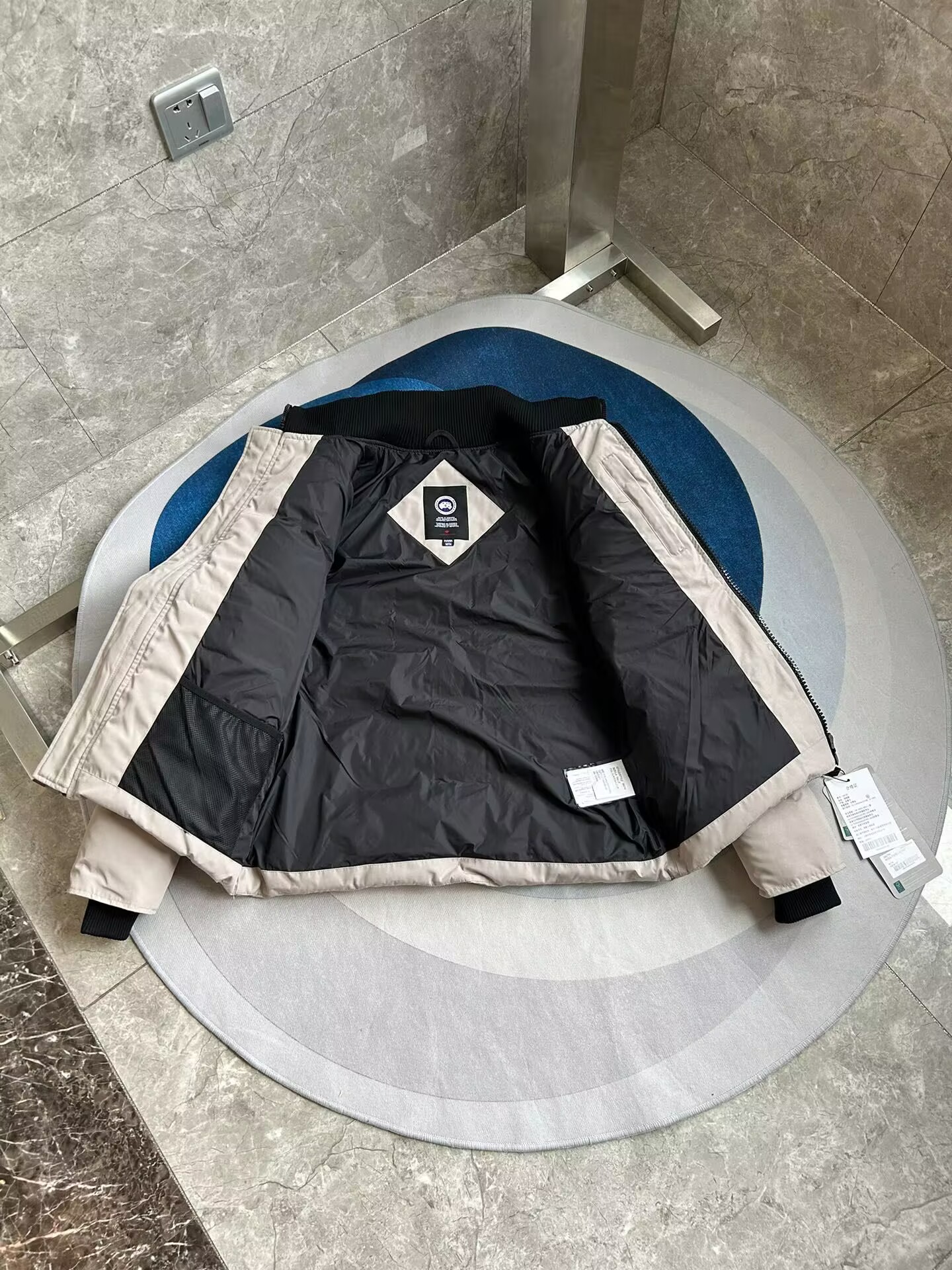 Can*a Go*e coat-251