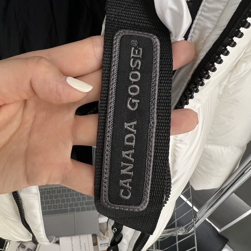 Can*a Go*e coat-298