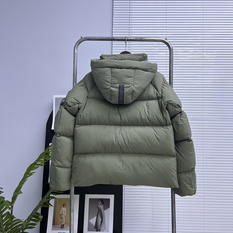 Can*a Go*e coat-303