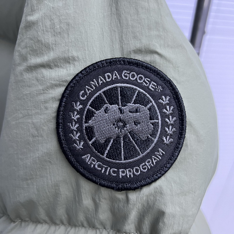 Can*a Go*e coat-303
