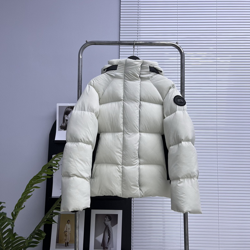 Can*a Go*e coat-304