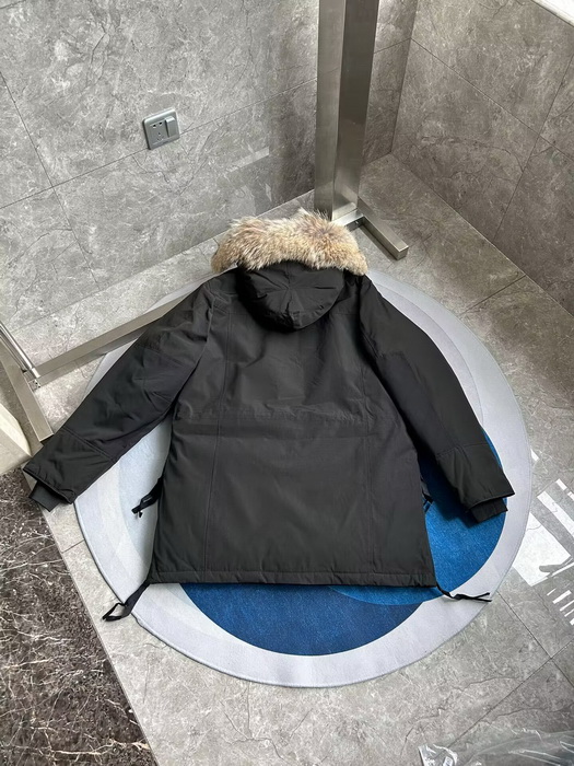 Can*a Go*e coat-374