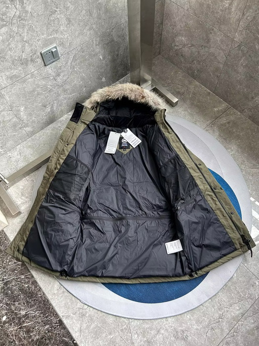 Can*a Go*e coat-372