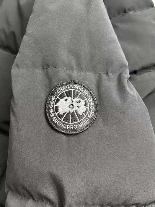 Can*a Go*e coat-371