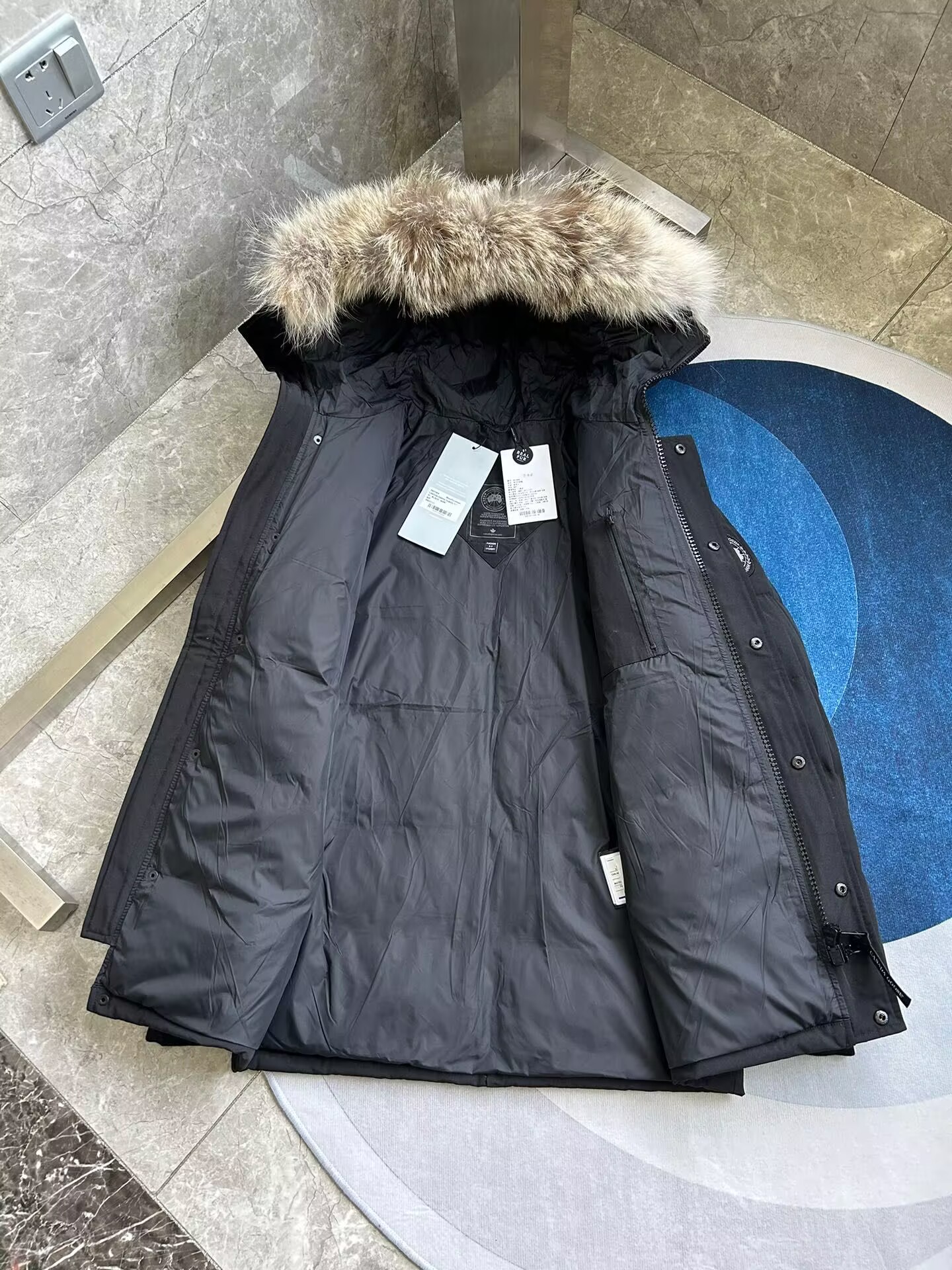 Can*a Go*e coat-377