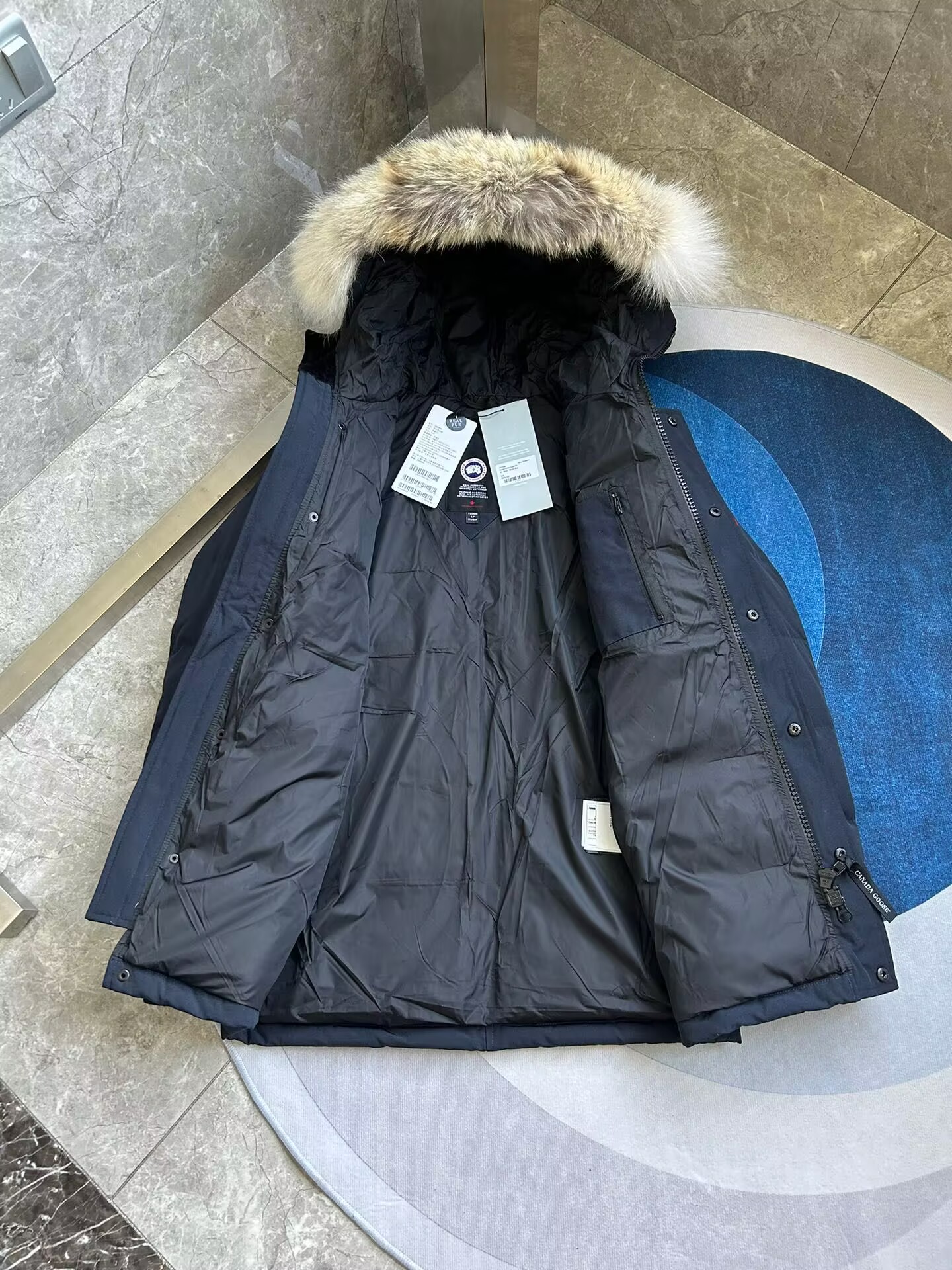 Can*a Go*e coat-381