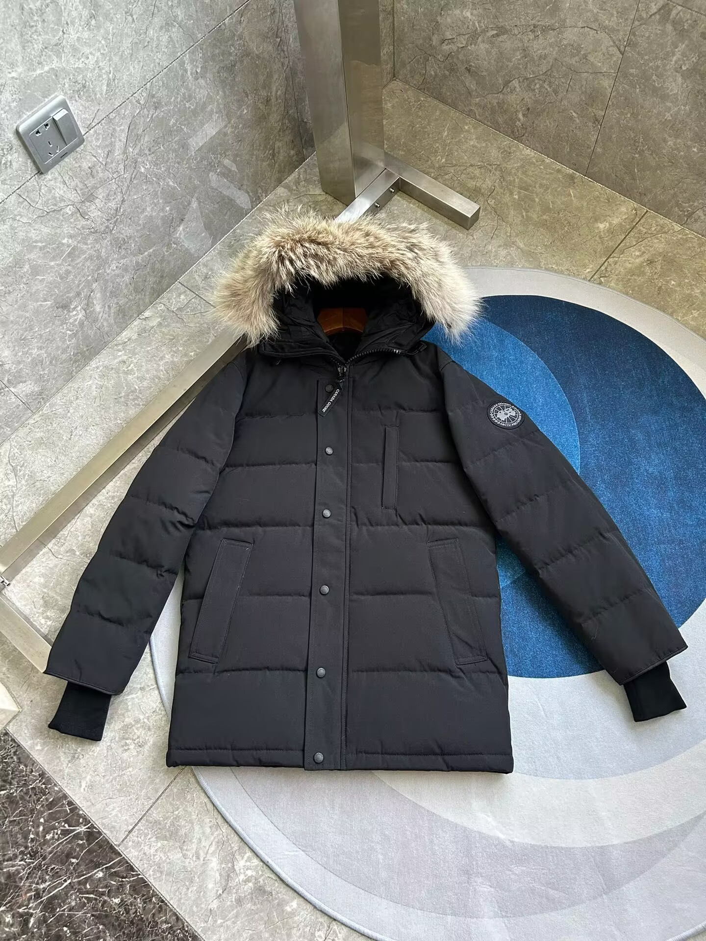 Can*a Go*e coat-377