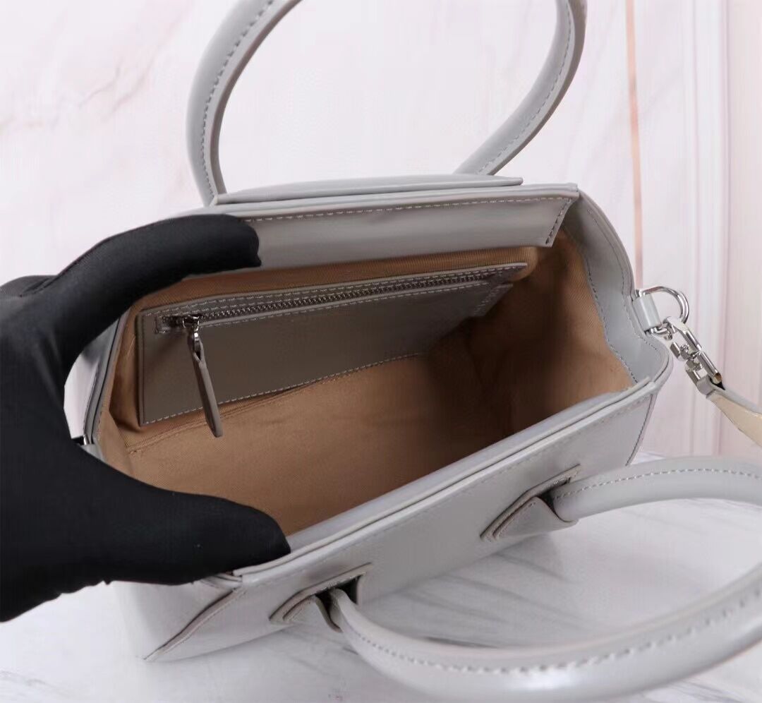 Givenchy Handbags AAA(Women)-001