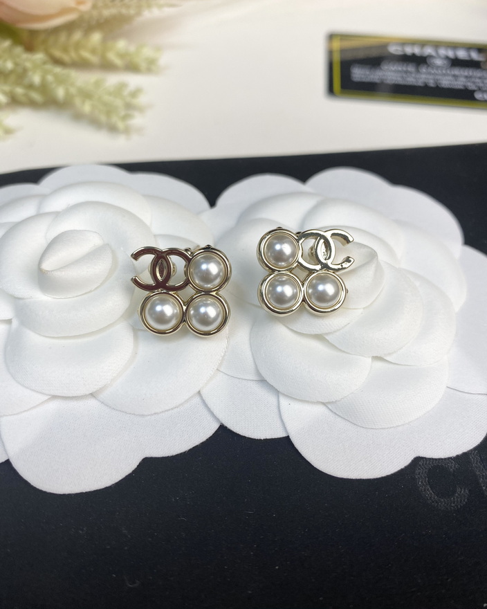 Ch*el brooch-056