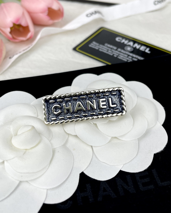 Ch*el brooch-052