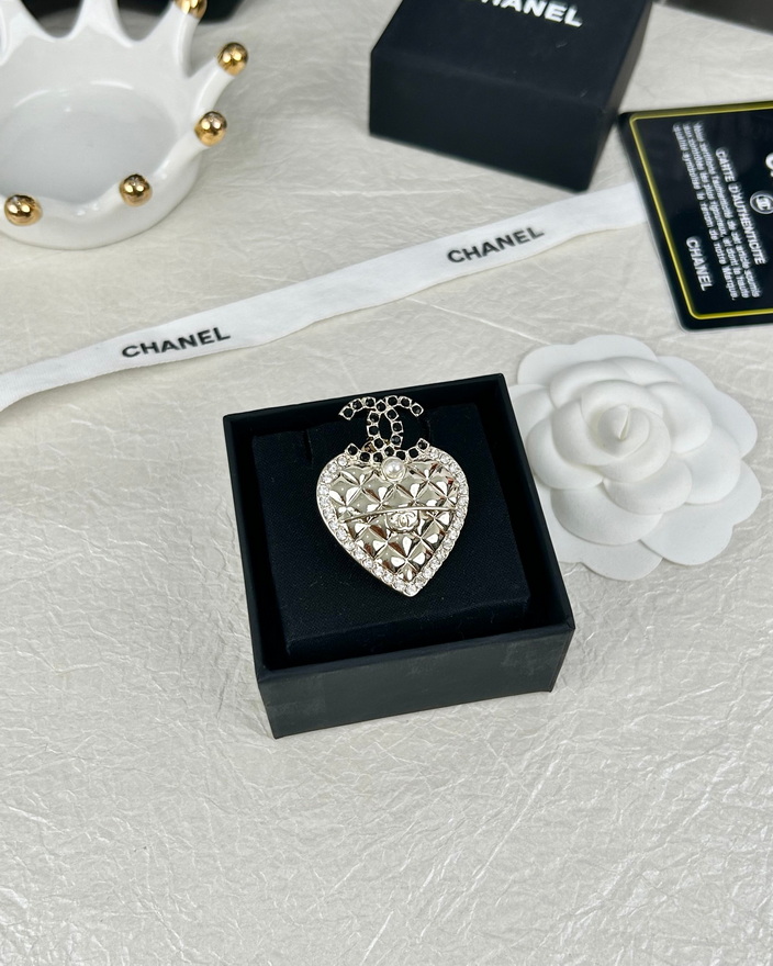 Ch*el brooch-003