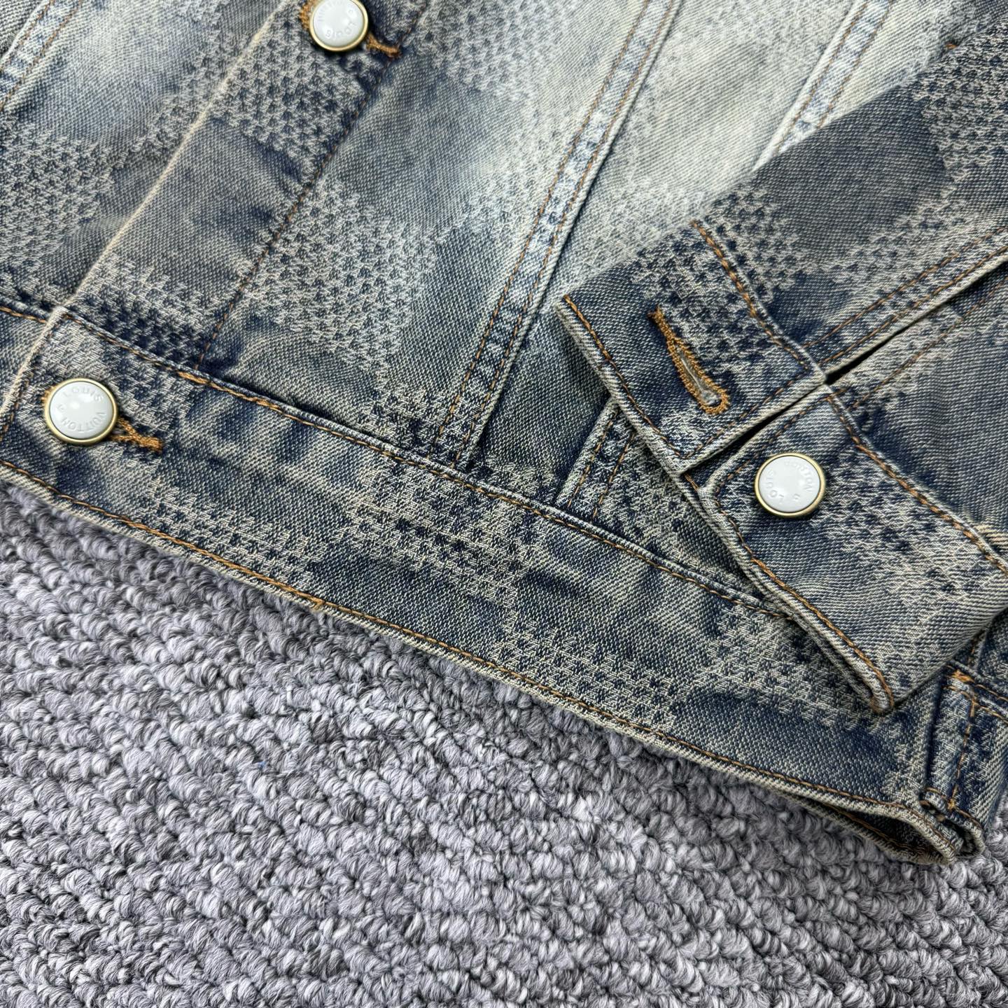 LV Jacket-020
