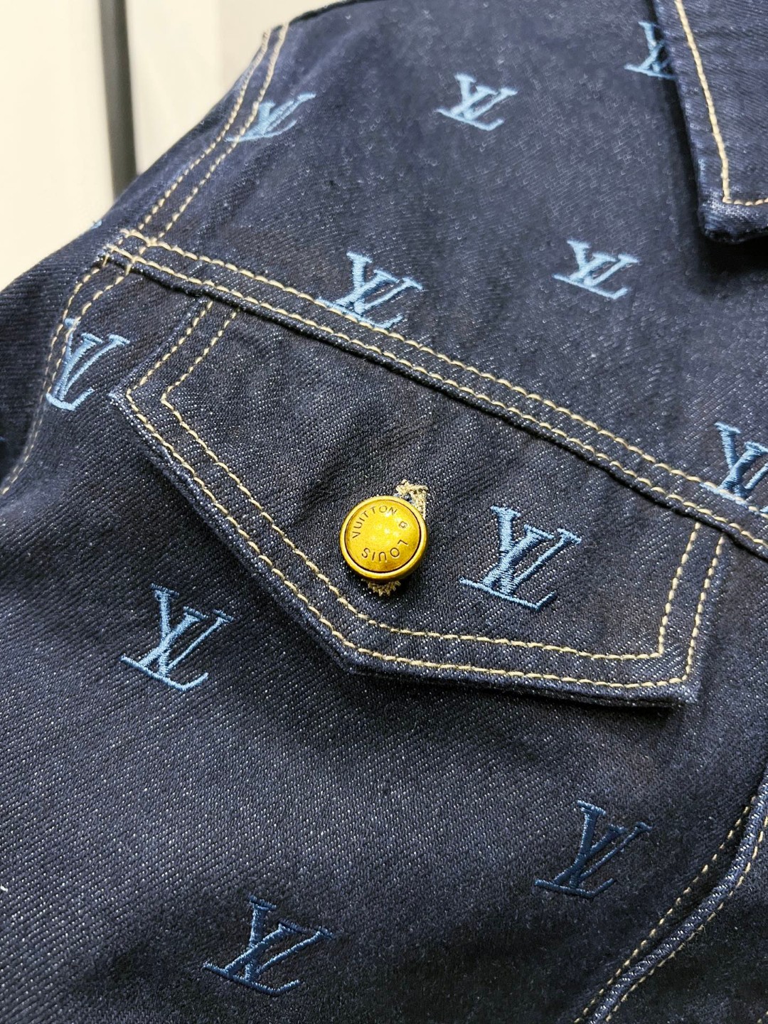 LV Jacket-038