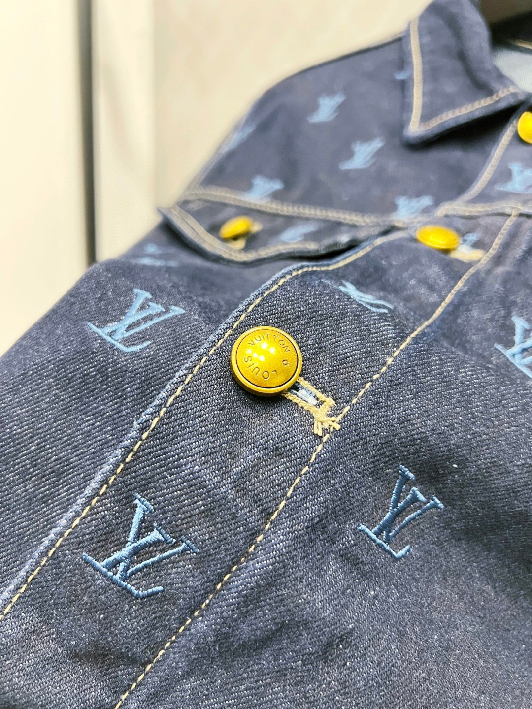 LV Jacket-038