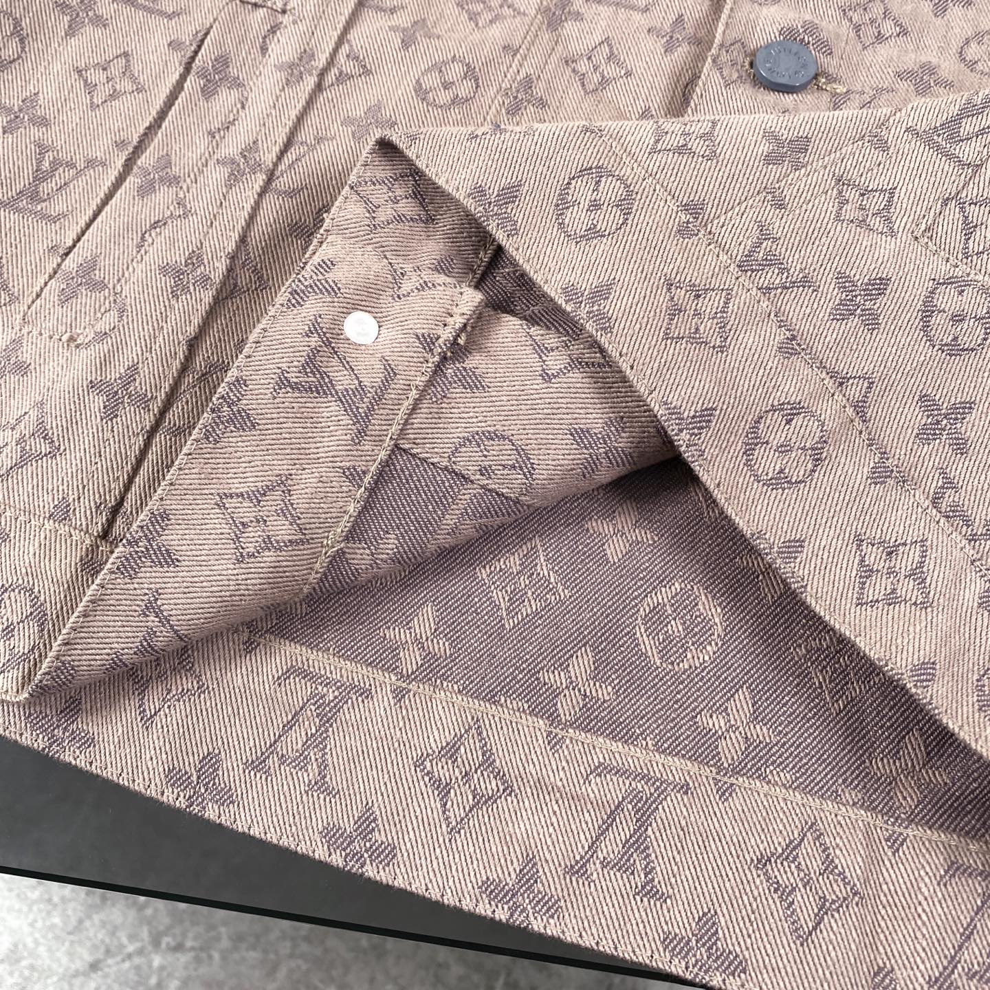 LV Jacket-048